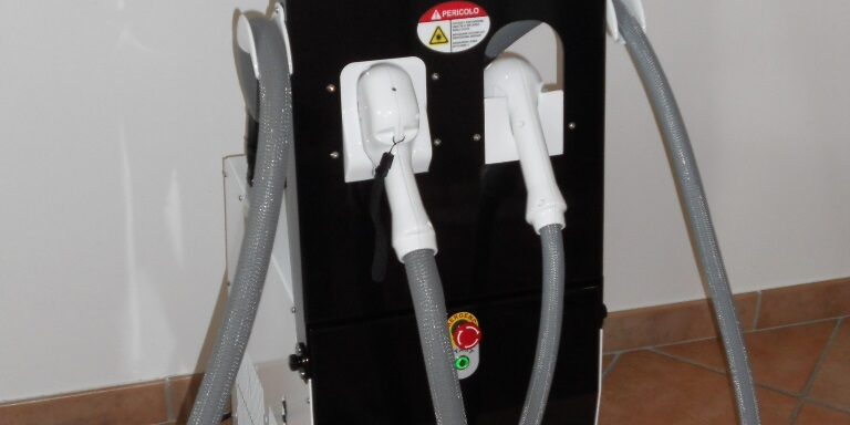 FOTO LASER 600 W Zone del corpo e laser: epilazione. Macchinario per l'epilazione.